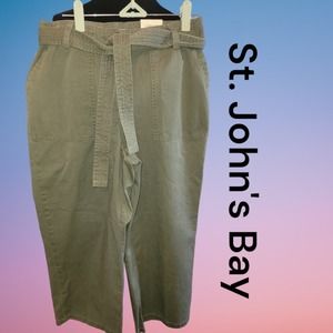 St. John's Bay womens capri pants size 8